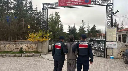 Afyonkarahisar'da huzur operasyonu: 42 firari kıskıvrak yakalandı