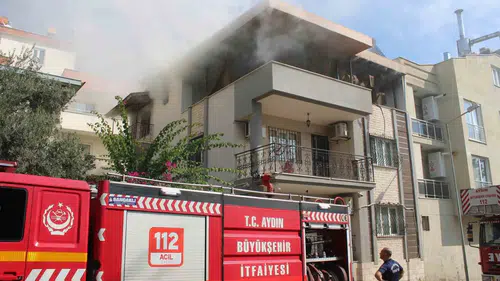 Aydın'da apartman sakinlerini sokağa döken yangın paniği