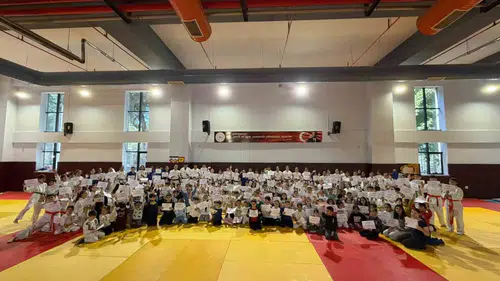 Salihli’de judo heyecanı: 300 sporcu yeni kemerleri için mindere çıktı