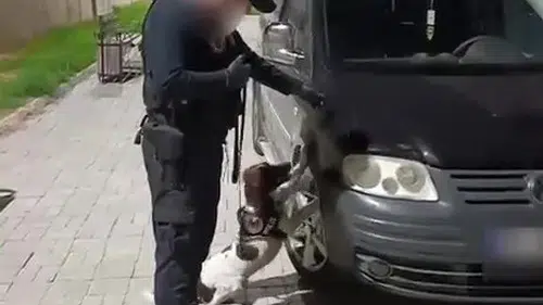 Denizli polisi zehir tacirlerine geçit vermedi: Motorun içine gizlemişlerdi