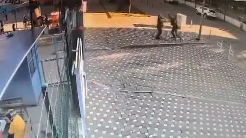 Ödemiş'te okul önünde gergin anlar: Bekçiye saldıran kişinin öğretmen olduğu anlaşıldı