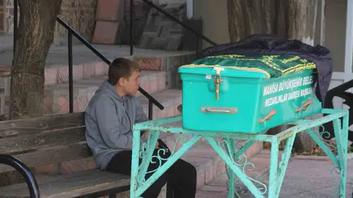 Soma’daki acı veda: 13 yaşındaki Yaşar babasının tabutuna sarıldı