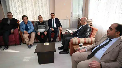 Vali Varol’dan anlamlı ziyaret: Görme engelli vatandaşlarla aynı satırlarda buluştu