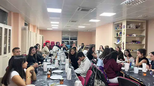 Fırçalar sanata dönüştü: Üniversiteli gençler Menteşe’de hünerlerini sergiledi