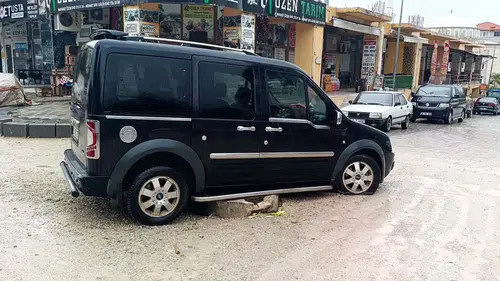 Buldan’da belediye çalışmaları sürücüleri isyan ettirdi: Rögar kapağı aracı askıda bıraktı