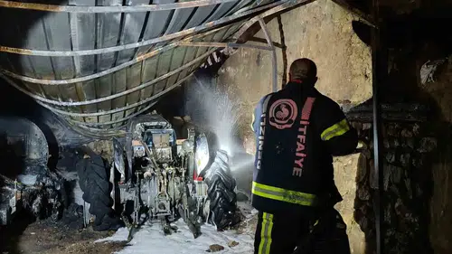 Çivril'de korku dolu anlar: Park halindeki traktör küle döndü