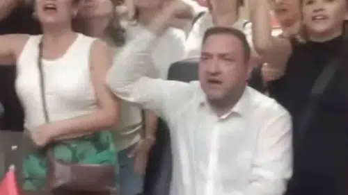 CHP İzmir’de gece yarısı gerilimi: İl binasında koltuk devir teslimi arbedeyle gölgelendi