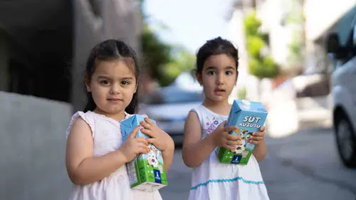 İzmirli miniklerin süt bereketi: Binlerce haneye taze destek ulaşıyor