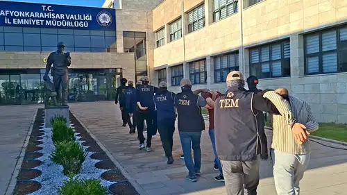 Afyonkarahisar'da terör örgütüne şafak baskını: 7 şüpheli kıskıvrak yakalandı