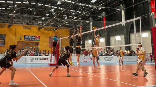 Manisa voleybolunda tarihi başarı: Akhisar’ın gençleri rotayı belirledi
