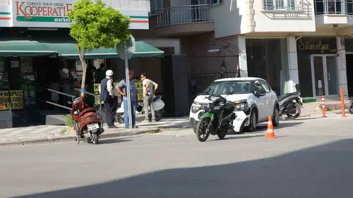 Tavşanlı'da dikkatsizlik kazaya davetiye çıkardı: Park halindeki araçla motosiklet çarpıştı