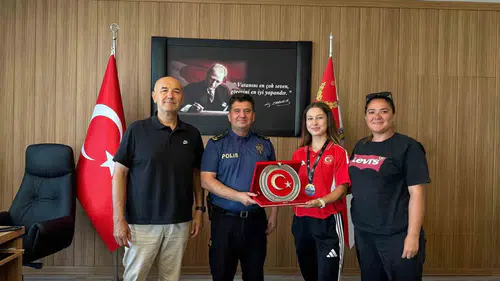 Madalya yolunda emniyet kalkanı: Milli bisikletçiden vefa ziyareti
