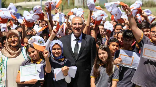 Denizli'den Şırnak'a uzanan gönül köprüsü: Karne sevincini şapkalarla taçlandırdılar