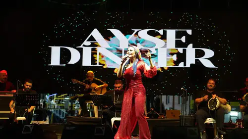 Koçarlı'da müzik ziyafeti: Ayşe Dinçer sahneye çıktı, meydanlar dolup taştı