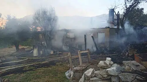 Denizli'de korkutan yangın: Bir ev küle döndü