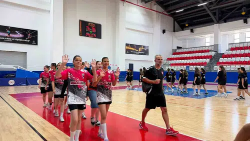 Geleceğin yıldızları Aydın’da sahne aldı: Hentbol şöleni başladı
