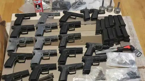 İzmir'de yeraltı dünyasına ağır darbe: Silah fabrikasına dönüştürülen evlere baskın