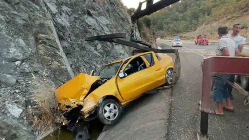 Ortaca’da dehşet anları: İstinat duvarına çarpan araç hurdaya döndü