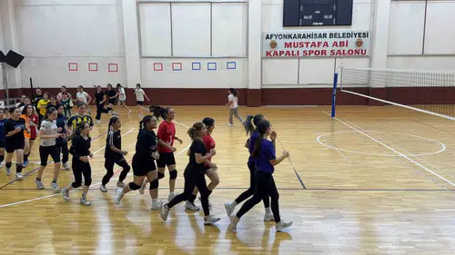 Afyonkarahisar'da voleybol heyecanı: Geleceğin sultanları ve efeleri sahneye çıktı