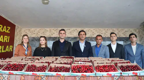 Selendi’de kiraz hasadı şölene dönüştü: En iyiler ödüllendirildi