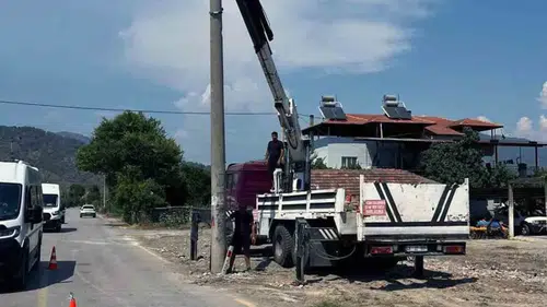 Ortaca’da kara nokta operasyonu: Tehlikeli virajlar güvenli hale getiriliyor