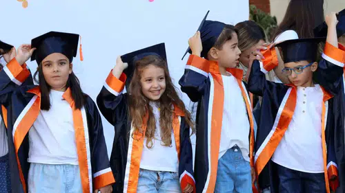 Miniklerin büyük gururu: Üniversite bahçesinde ilk kep atma heyecanı