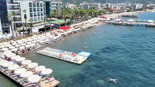 Karne sevincini Marmaris sahillerinde kutluyorlar: Termometreler 36 dereceyi gösterdi