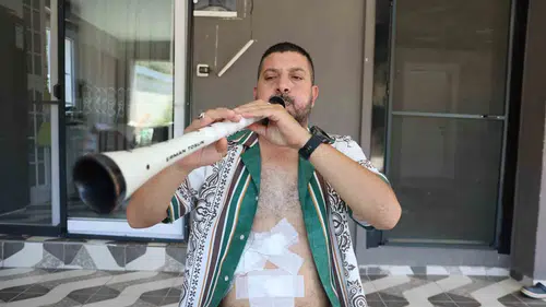 Taburcu olur olmaz zurnasına sarıldı: Doktoruna müzikle teşekkür etti