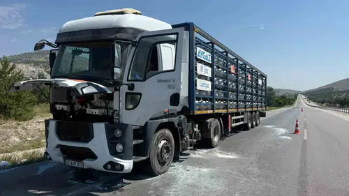 Afyonkarahisar'da nefes kesen anlar: Tüp yüklü tır alevlere teslim oldu