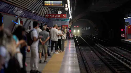 İzmir metrosunda hırsızlık şoku: Binlerce yolcuyu etkileyen sabotaj girişimi