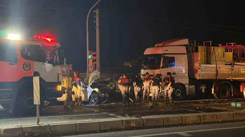 Aliağa yolunda zincirleme facia: Kırmızı ışıkta bekleyen araçlara tır çarptı