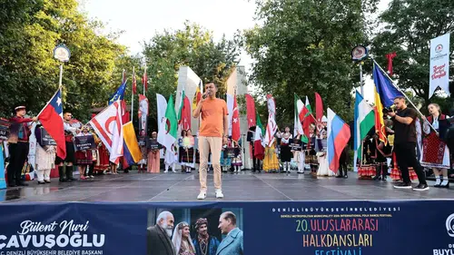 Denizli’de dünya rüzgarı: 20 ülkeden gelen dansçılar barış için sahne aldı
