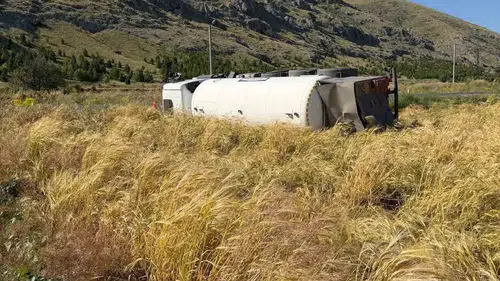 Şuhut yolunda korkutan kaza: Tanker devrildi, sürücü hastanelik oldu