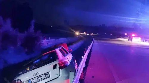 Dinar yolunda acı bilanço: Otomobil bariyerlere saplandı
