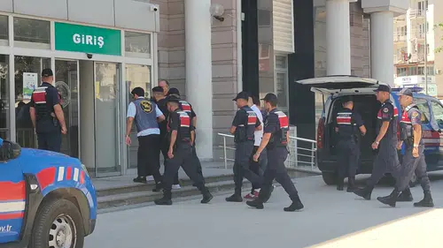 Kuşadası’nda lüks adrese şafak baskını: Suç dosyaları kabarık iki şüpheli yakalandı
