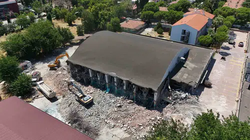 Aydın’da hüzünlü veda: 65 yıllık spor mabedinde kepçeler çalışmaya başladı