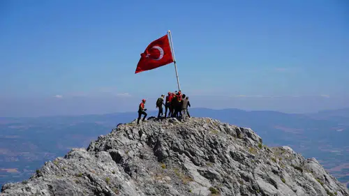 Spil Dağı’nın zirvesinde 15 Temmuz nöbeti: Şanlı bayrak dualarla yükseldi