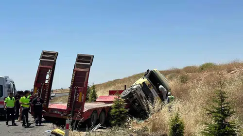 Uşak yolunda tır dehşeti: Direksiyon hakimiyetini kaybeden sürücü yaşam mücadelesi veriyor