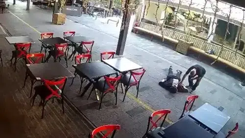 Vicdansızlığın böylesi: Bayılan gencin cüzdanını böyle gasp etti