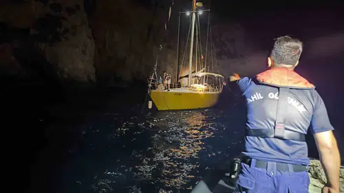 Kuşadası açıklarında korku dolu anlar: Sürüklenen tekne Sahil Güvenlik ile güvenli limana çekildi
