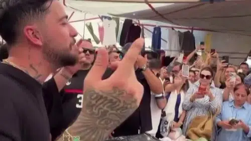 Alaçatı pazarında beklenmedik ritimler: Mahmut Orhan tezgah arasında DJ kabinine geçti
