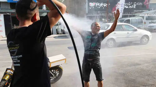 41 derecelik bunaltıcı sıcakta ilginç çözüm: Oto yıkamacıda serinledi