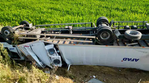 Afyonkarahisar yolunda AFAD tırı kaza yaptı: 2 yaralı