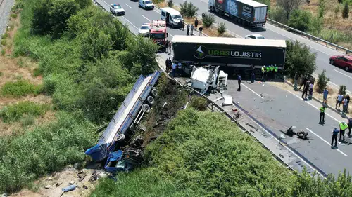 Denizli'de tır dehşeti: Yollar kan gölüne döndü, bir sürücü hayatını kaybetti