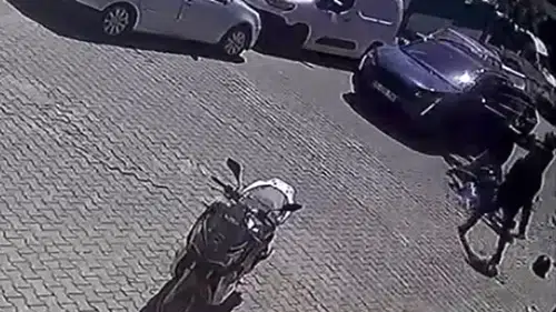 Yolda çukurdan kaçan kuryeye dehşet dolu anlar: Çocuğunun gözü önünde tekme tokat saldırdı