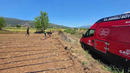 Kavurucu sıcaklarda tarlada ter dökenlere belediye desteği: İkram filosu Beyağaç yolunda