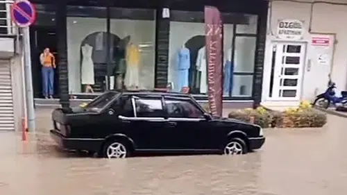 Tavşanlı’da gökyüzü boşaldı: Şehir merkezi sular altında kaldı