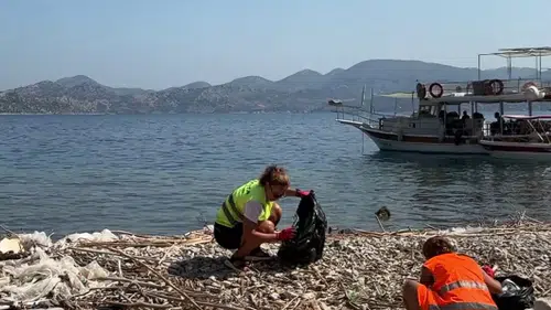 Ege ve Akdeniz sahillerinde plastik alarmı: Kıyılar katman katman kirleniyor