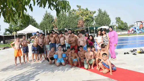Minik kulaçlar kavurucu sıcaklara meydan okudu: Havuzda keyifli saatler