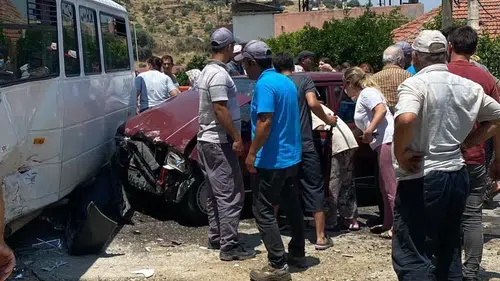 Bozdoğan yolunda korkutan çarpışma: İşçi servisi ile otomobil birbirine girdi